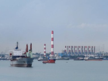 SURABAYA - INDONEZYA, 24 Nisan 2013; Tanjung Limanı kıyı bölgesinde tanker gemileri geçiyor       