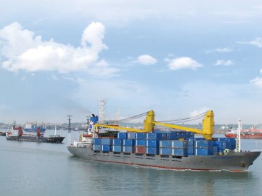 SURABAYA - INDONEZYA, 24 Nisan 2013; Tanjung Limanı kıyı bölgesinde tanker gemileri geçiyor       