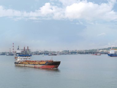 SURABAYA - INDONEZYA, 24 Nisan 2013; Tanjung Limanı kıyı bölgesinde tanker gemileri geçiyor       