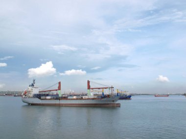 SURABAYA - INDONEZYA, 24 Nisan 2013; Tanjung Limanı kıyı bölgesinde tanker gemileri geçiyor       