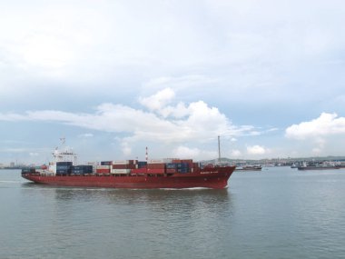 SURABAYA - INDONEZYA, 24 Nisan 2013; Tanjung Limanı kıyı bölgesinde tanker gemileri geçiyor       