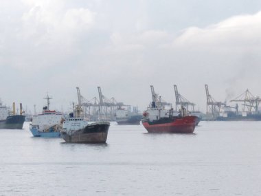 SURABAYA - INDONEZYA, 24 Nisan 2013; Tanjung Limanı kıyı bölgesinde tanker gemileri geçiyor       