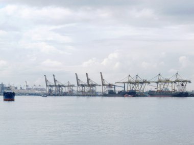SURABAYA - INDONEZYA, 24 Nisan 2013; Tanjung Limanı kıyı bölgesinde tanker gemileri geçiyor       