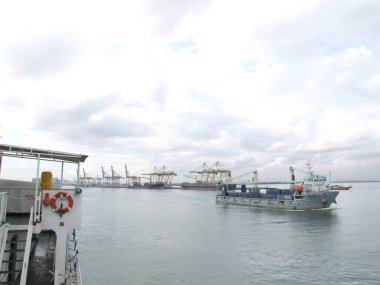 SURABAYA - INDONEZYA, 24 Nisan 2013; Tanjung Limanı kıyı bölgesinde tanker gemileri geçiyor       