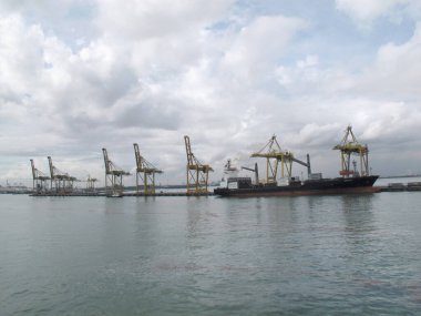 SURABAYA - INDONEZYA, 24 Nisan 2013; Tanjung Limanı kıyı bölgesinde tanker gemileri geçiyor       
