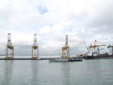 SURABAYA - INDONEZYA, 24 Nisan 2013; Tanjung Perak Deniz Limanı sularındaki Endonezya Donanma Savaş Gemisi