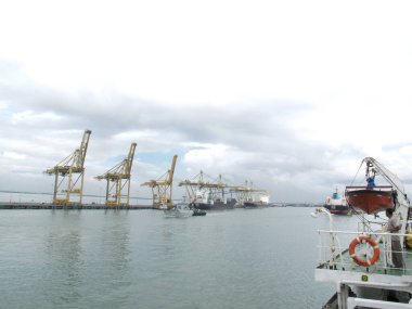 SURABAYA - INDONEZYA, 24 Nisan 2013; Tanjung Perak Deniz Limanı sularındaki Endonezya Donanma Savaş Gemisi