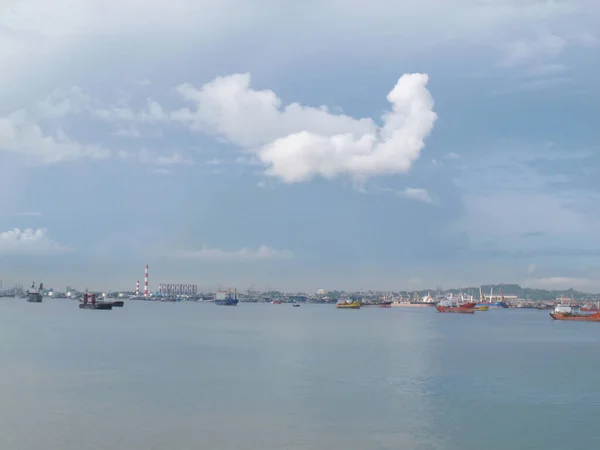 Surabaya Indonesia Dubna 2013 Proplouvání Tankerů Pobřežní Oblasti Přístavu Tanjung — Stock fotografie