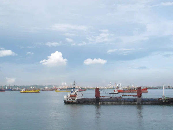 Surabaya Indonesia Dubna 2013 Proplouvání Tankerů Pobřežní Oblasti Přístavu Tanjung — Stock fotografie