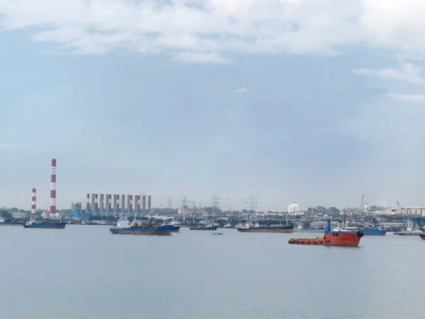 スラバヤ インドネシア 2013年4月24日エイプリル社はタンジュン パーク港沿岸のタンカー船を通過 — ストック写真