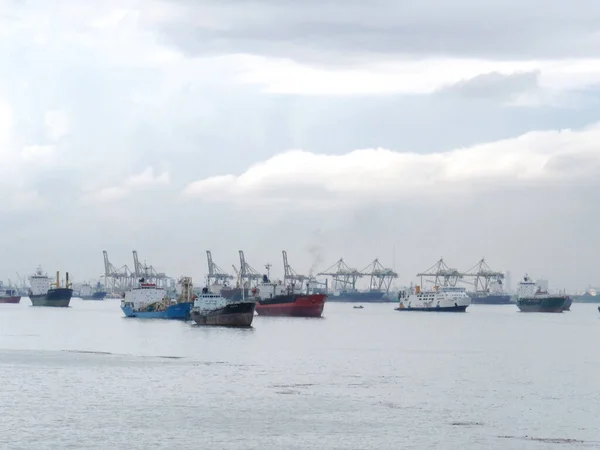 スラバヤ インドネシア 2013年4月24日エイプリル社はタンジュン パーク港沿岸のタンカー船を通過 — ストック写真