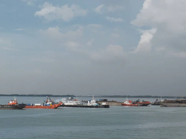 Surabaya Indonesia Dubna 2013 Proplouvání Tankerů Pobřežní Oblasti Přístavu Tanjung — Stock fotografie