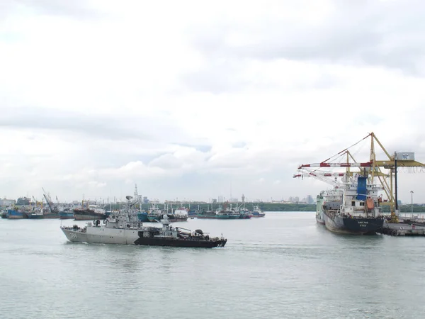 スラバヤ インドネシア 2013年4月24日エイプリル社インドネシア共和国タンジュン パーク海港における海軍艦艇 — ストック写真