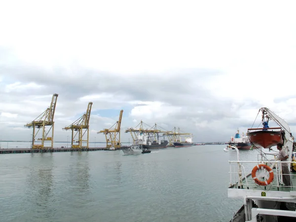 スラバヤ インドネシア 2013年4月24日エイプリル社インドネシア共和国タンジュン パーク海港における海軍艦艇 — ストック写真