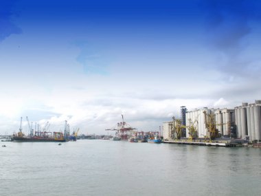 SURABAYA - INDONEZYA, 24 Nisan 2013; Tanjung Perak Limanı 'ndaki LPG terminali                        