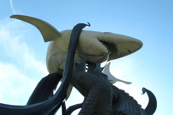 鲨鱼和鳄鱼雕像是苏拉巴亚市的象征 2013年4月29日 苏拉巴亚 印度尼西亚 — 图库照片