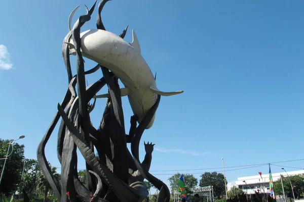 鲨鱼和鳄鱼雕像是苏拉巴亚市的象征 2013年4月29日 苏拉巴亚 印度尼西亚 — 图库照片