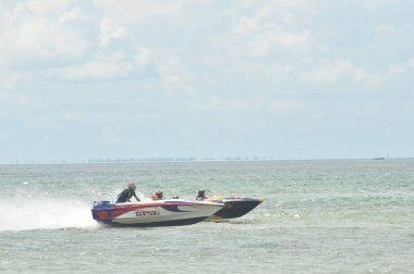 TARAKAN, İndonezya. 21 Aralık 2019: Sürat teknesi yarışçıları denizin ortasında hız yapıyor