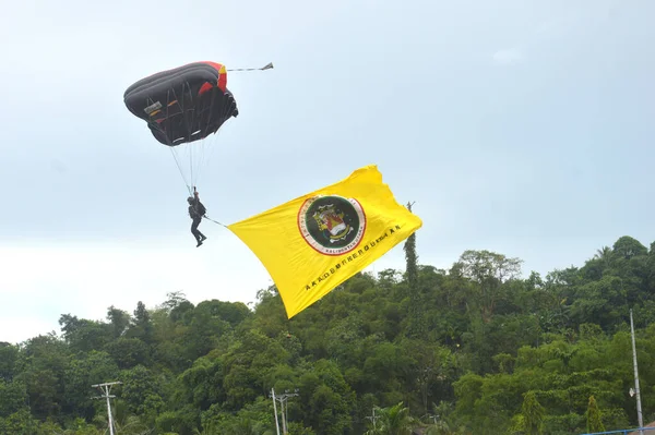 Tarakan Indonesien Mai 2017 Fallschirmsprung Attraktionen Von Mitgliedern Der Indonesischen — Stockfoto