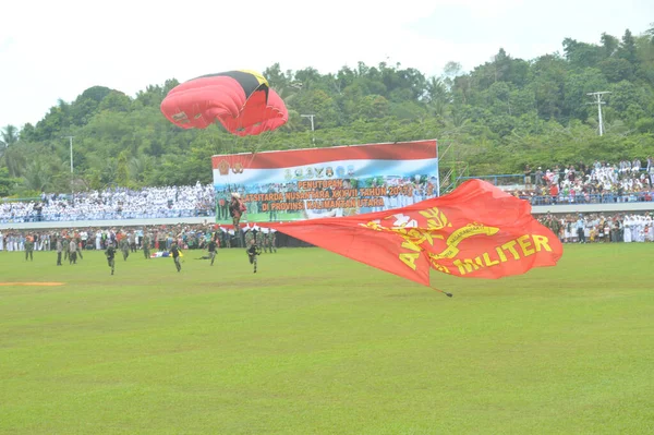 Tarakan Indonesien Mai 2017 Fallschirmsprung Attraktionen Von Mitgliedern Der Indonesischen — Stockfoto