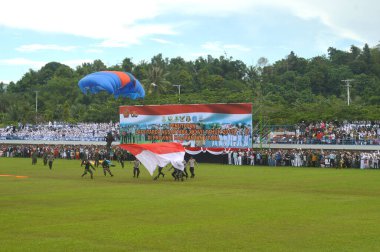 TARAKAN - INDONESIA, 10 Mayıs 2017: Datu Adil Stadyumu 'ndaki Latsitarda kapanış töreninde Endonezya silahlı kuvvetlerinin hava dalışı cazibesi