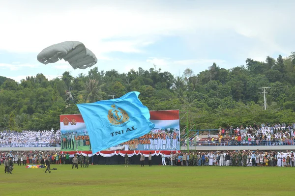 Tarakan インドネシア 5月2017 ダトゥ アディル スタジアムでのラトシタールダ閉鎖式でインドネシア軍のメンバーによるスカイダイビングスポット — ストック写真