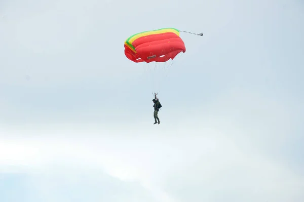 Tarakan Indonesia May 2017 Skydiving Attractions Members Indonesian Armed Forces — Stock Photo, Image