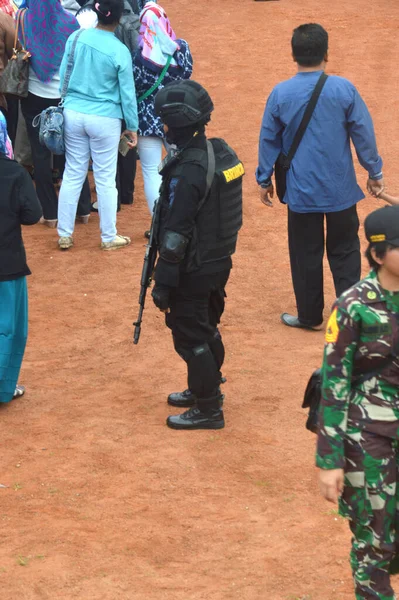 Tarakan Indonesien Maj 2017 Indonessiska Polisen Bär Svarta Kravallskyddsvästar — Stockfoto