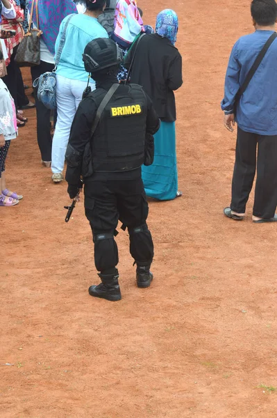 Tarakan Indonésia Maio 2017 Polícia Indonésia Vestindo Coletes Pretos Motim — Fotografia de Stock