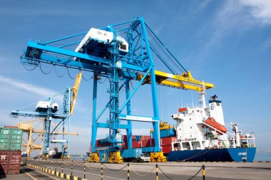 MAKASSAR- INDONESIA - 15 Haziran 2011: Makassar limanındaki konteynır yükleme ve boşaltma faaliyetleri