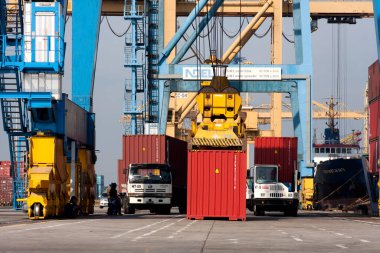 MAKASSAR- INDONESIA - 15 Haziran 2011: Makassar limanındaki konteynır yükleme ve boşaltma faaliyetleri