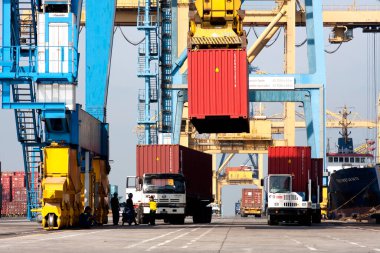 MAKASSAR- INDONESIA - 15 Haziran 2011: Makassar limanındaki konteynır yükleme ve boşaltma faaliyetleri
