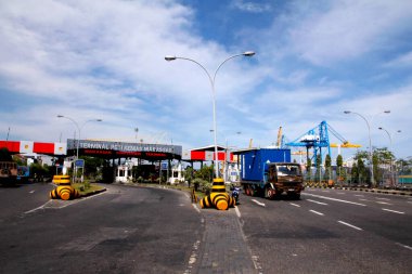 MAKASSAR- INDONESIA - 18 Temmuz 2011: Makassar limanındaki konteynır yükleme ve boşaltma faaliyetleri
