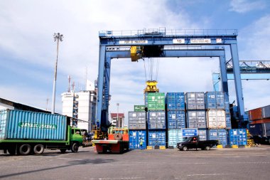 MAKASSAR- INDONESIA - 18 Temmuz 2011: Makassar limanındaki konteynır yükleme ve boşaltma faaliyetleri