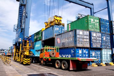 MAKASSAR- INDONESIA - 18 Temmuz 2011: Makassar limanındaki konteynır yükleme ve boşaltma faaliyetleri