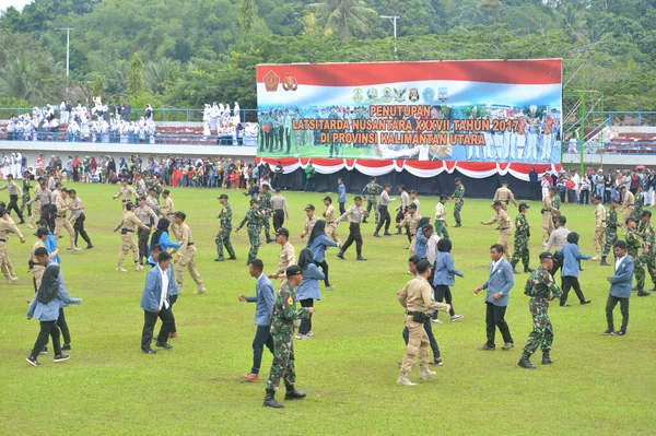 Tarakan インドネシア 5月2017 ダトゥ アディル スタジアムでラトサルダの閉会式でのインドネシア軍の学生や士官候補生の大規模なダンス — ストック写真