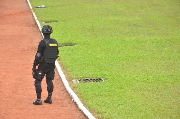 Tarakan インドネシア 2017年5月10日 インドネシア警察が黒の暴動対策ベストを着用 — ストック写真