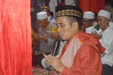 TARAKAN - INDONEZYA, 7 Eylül 2019: İslami Yeni Yıl anısına Ustadz Maulana 'nın polis karakolunda verdiği konferans