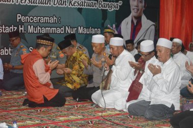 TARAKAN - INDONEZYA, 7 Eylül 2019: İslami Yeni Yıl anısına Ustadz Maulana 'nın polis karakolunda verdiği konferans