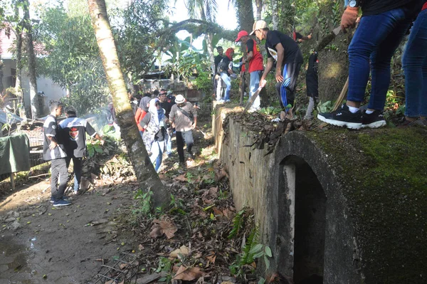 Tarakan Indonésia Outubro 2019 Loopgraph Limpeza Bunker Proteção Contra Bombas Imagens Royalty-Free