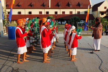MAKASSAR - INDONEZYA, 17 Mayıs 2012: Toraja çocuklarının Passuling adlı rüzgar müziğini çalması