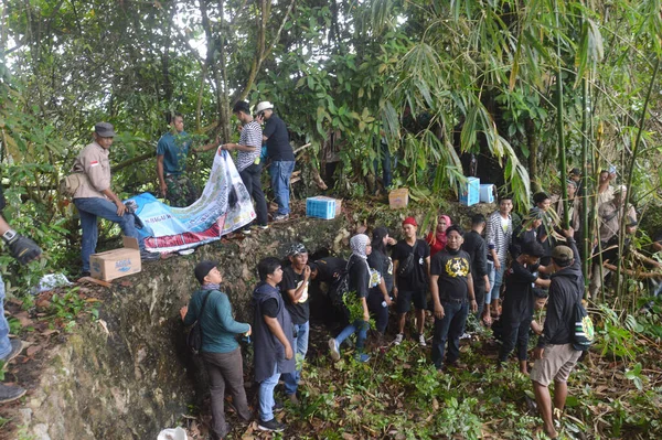 タラカン インドネシア 2019年12月12日 タラカン市の第二次世界大戦の歴史的建造物であるタラカンのミルコ ヒルの要塞で 歴史を愛するコミュニティに参加したボランティアによる清掃活動 — ストック写真