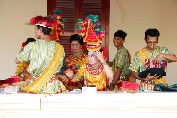 Makassar Indonesia May 2012 Preparation Toraja Dancers Who Perform Tongkonan — Stock Photo, Image