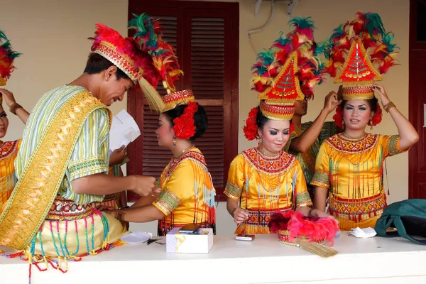 Makassar Indonesia May 2012 Preparation Toraja Dancers Who Perform Tongkonan — Stock Photo, Image