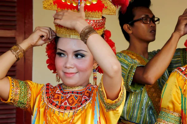 Makassar Indonesia May 2012 Preparation Toraja Dancers Who Perform Tongkonan — Stock Photo, Image