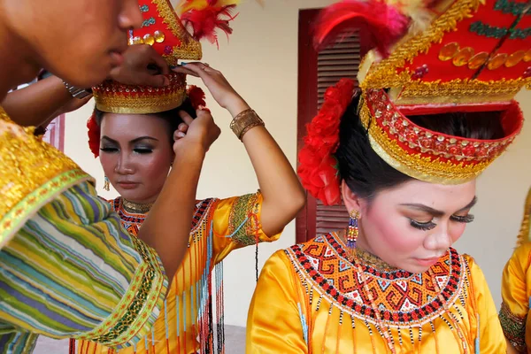 Makassar Indonesia May 2012 Preparation Toraja Dancers Who Perform Tongkonan — Stock Photo, Image