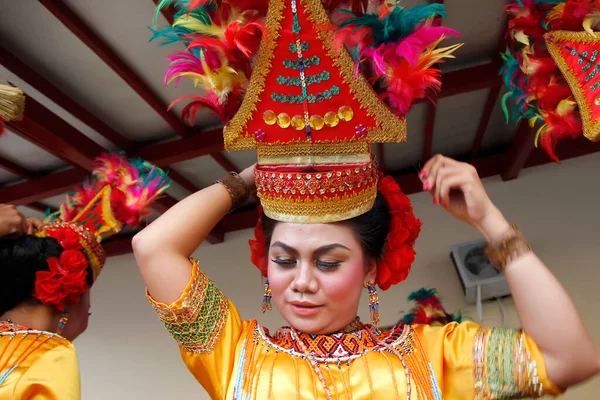 Makassar Indonesia May 2012 Preparation Toraja Dancers Who Perform Tongkonan — Stock Photo, Image