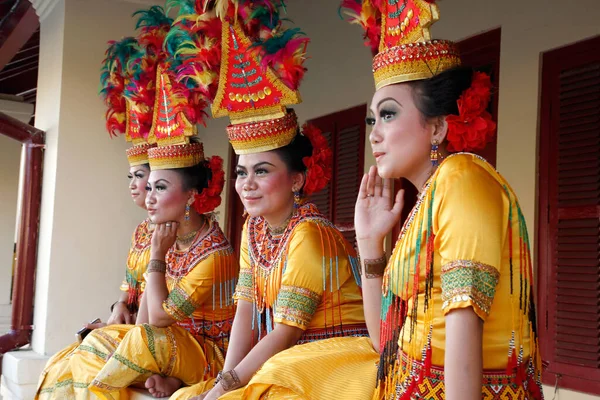 Makassar Indonesia Maj 2012 Portret Pięknych Tancerek Toraja — Zdjęcie stockowe