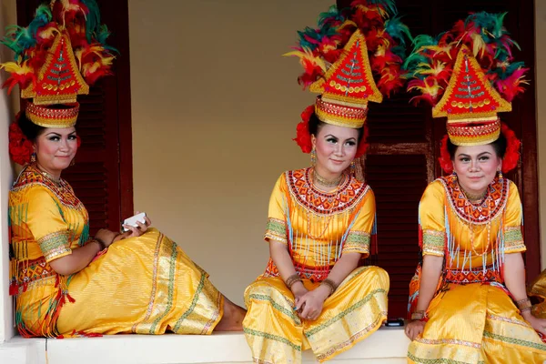 Makassar Indonesia May 2012 Portrait Beautiful Toraja Female Dancers — Stock Photo, Image