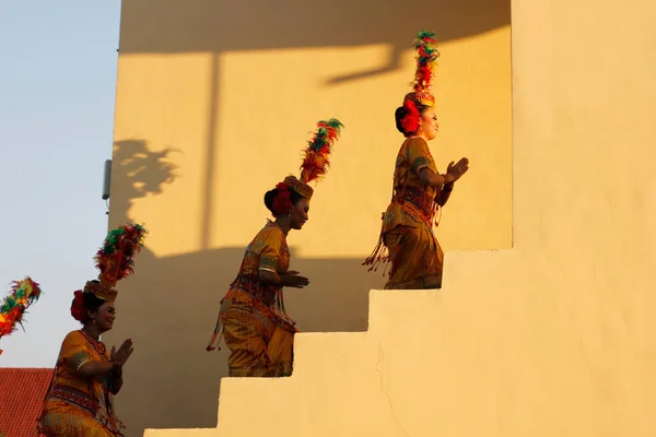 Makassar Indonesien Mai 2012 Tongkonanische Tanzaufführungen Junger Toraja Tänzerinnen — Stockfoto